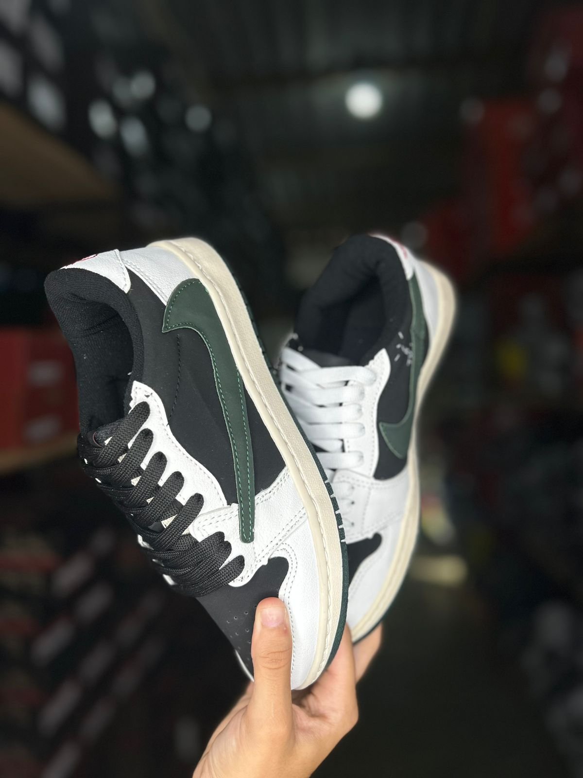 Tênis Botinha Air Jordan Low Travis Scott Preto/Verde/Branco - Image 2