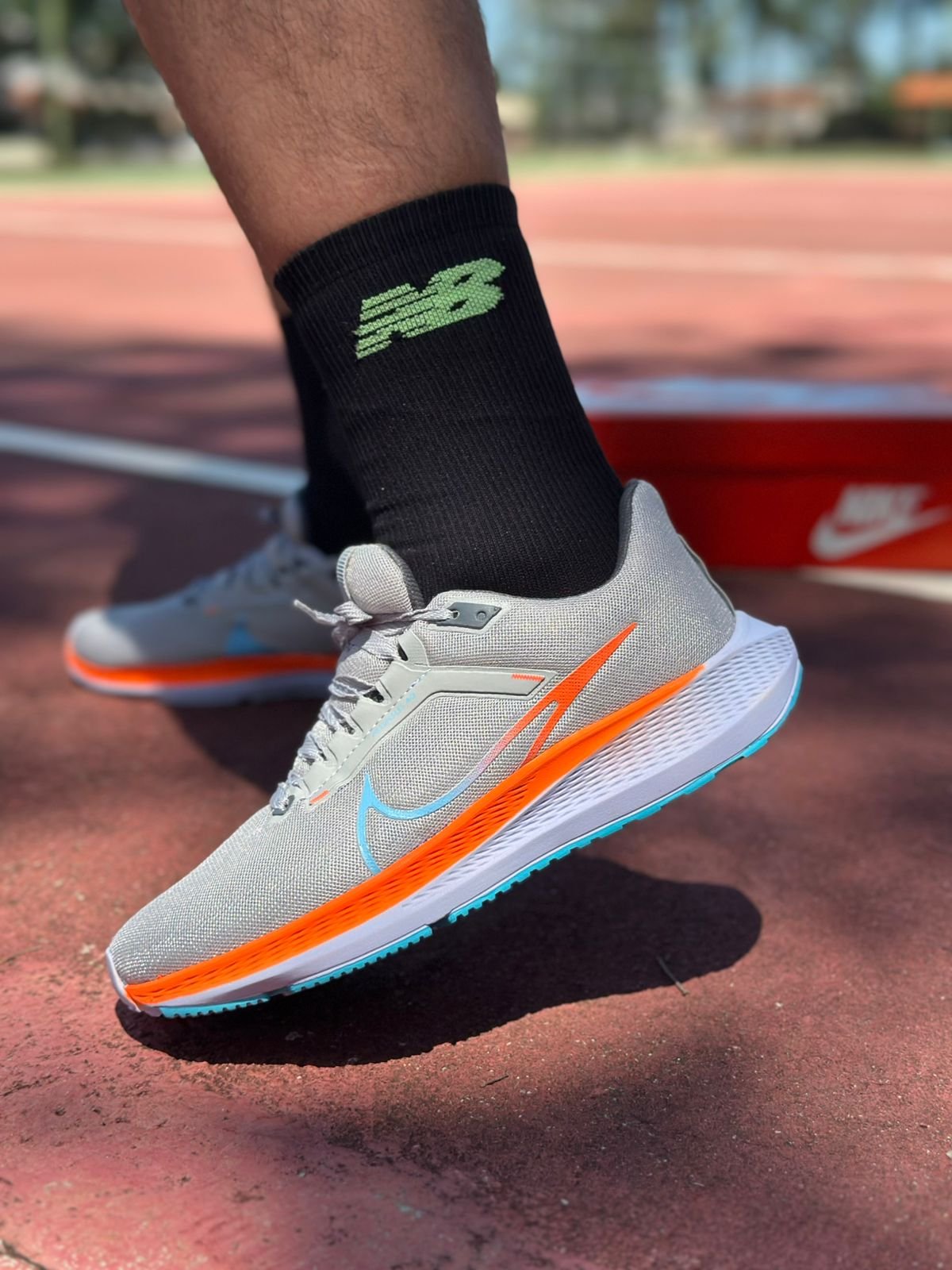 Tenis Vomero 17 Masculino Cinza/ Laranja - Image 2