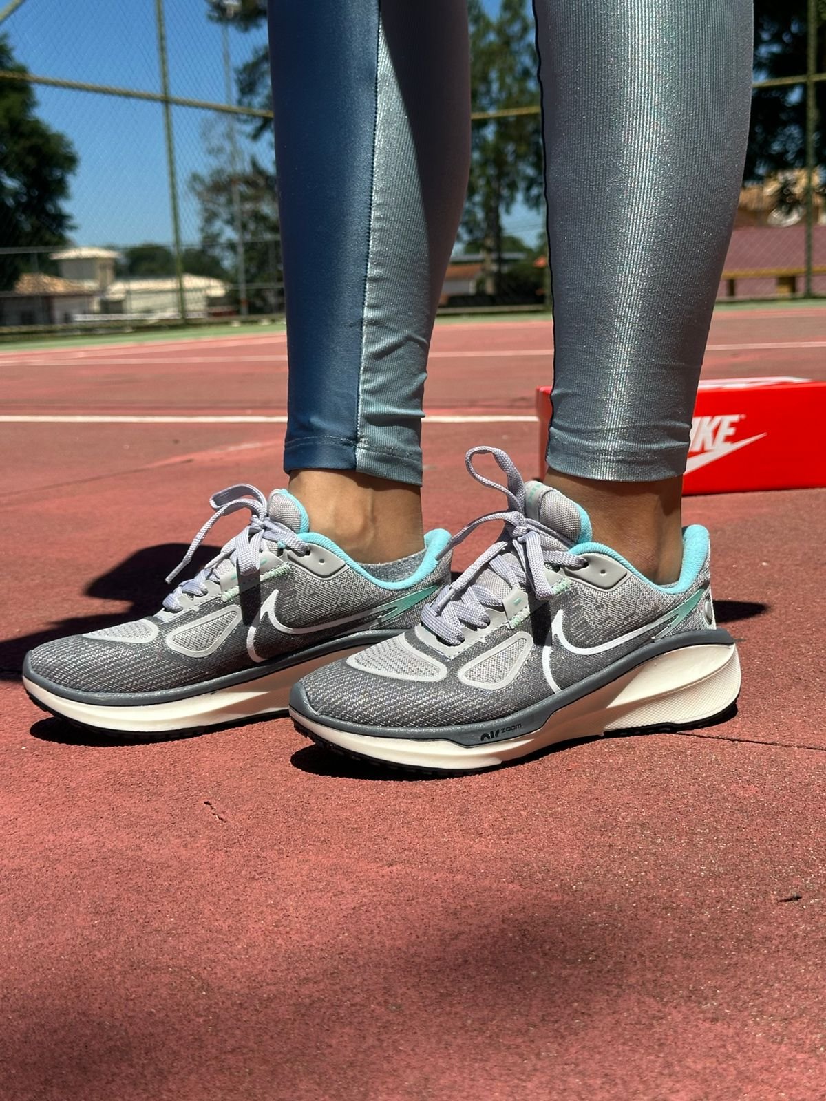 Tenis Vomero 17 Feminino Cinza - Image 3