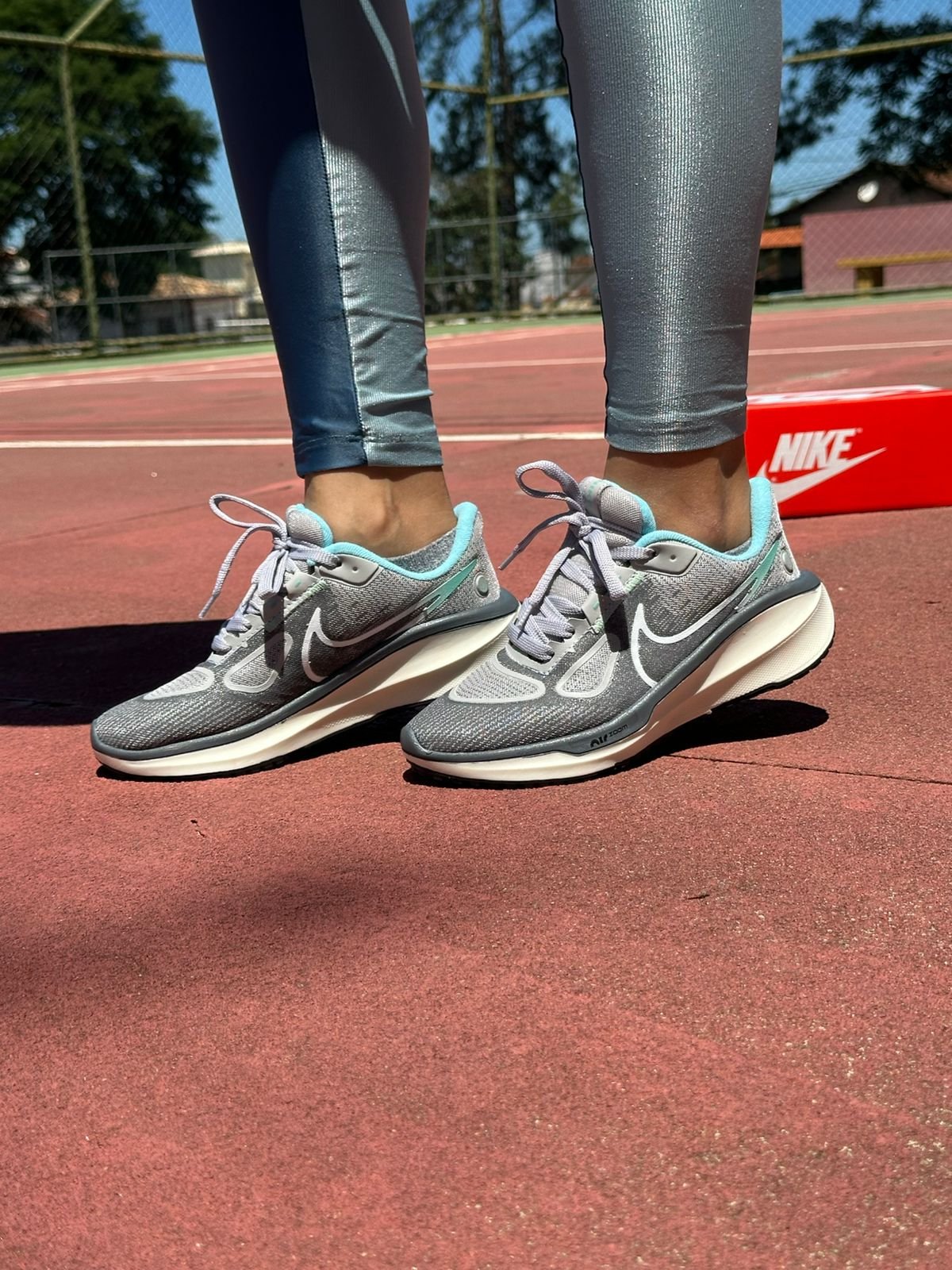 Tenis Vomero 17 Feminino Cinza - Image 2